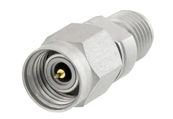 Pasternack PE9655 SMA naar 2,4 mm adapter